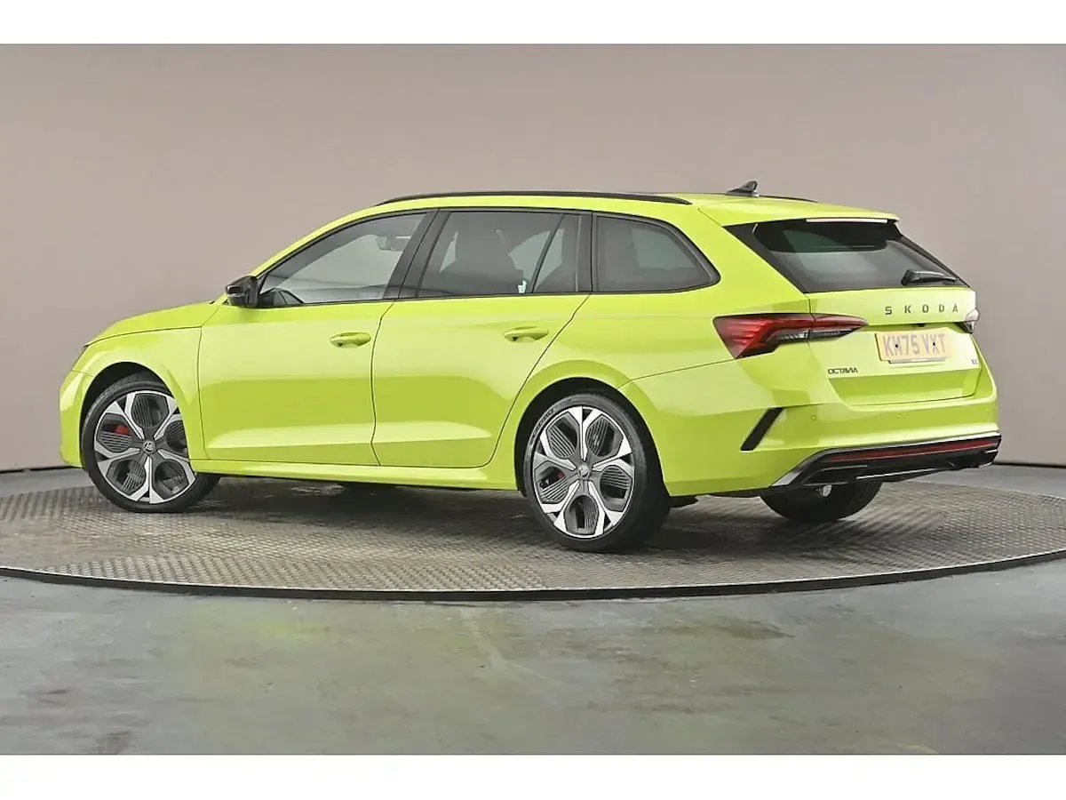 Used Skoda Octavia vRS 195 HP (143 kW) 2025 Hyper green Estate