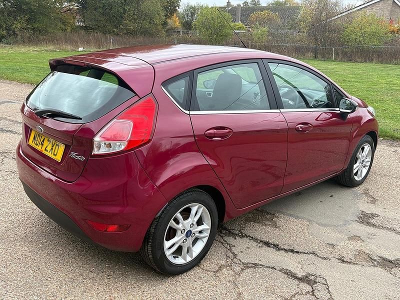 Used Ford Fiesta Zetec 81 HP (59 kW) 2014 Red Hatchback