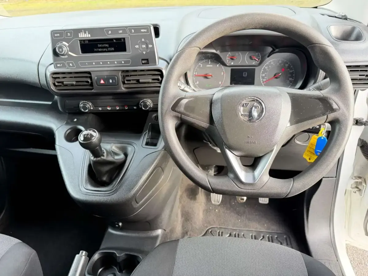 Second-hand Vauxhall Combo Edition 100 CP (73 kW) 2019 Alb Monovolum