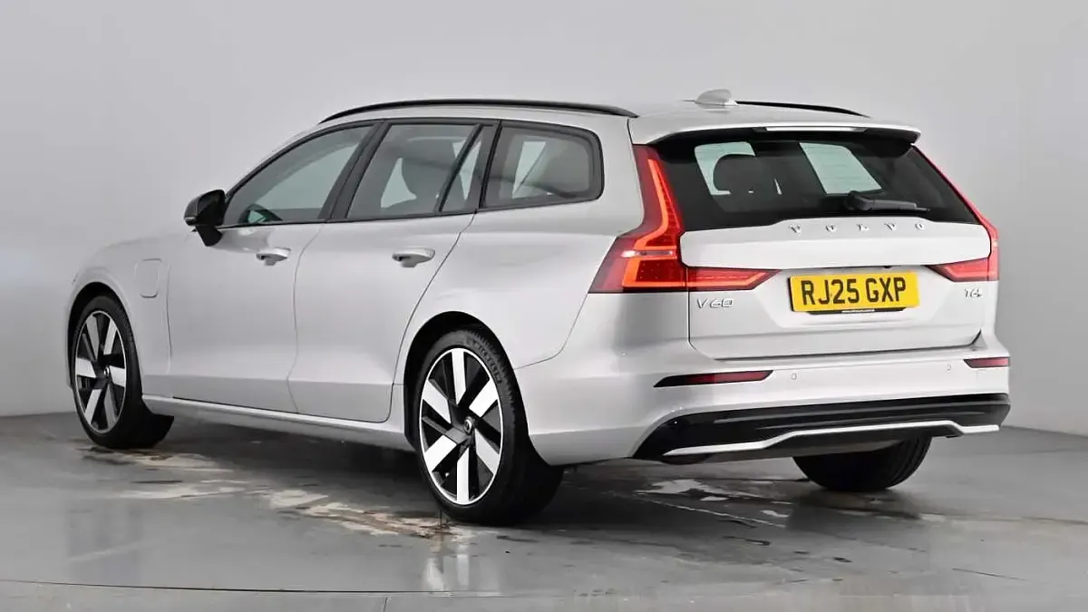 Used Volvo V60 Plus 350 HP (257 kW) 2025 Silver dawn Estate