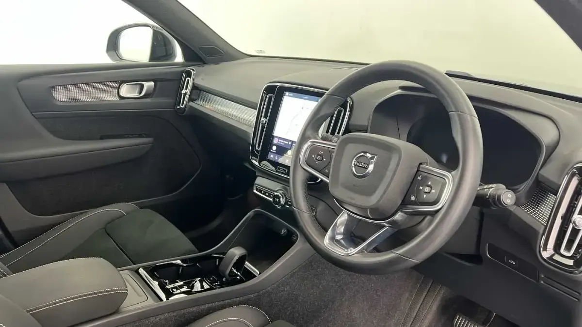 Used Volvo XC40 Plus 161 HP (118 kW) 2024 Blue SUV