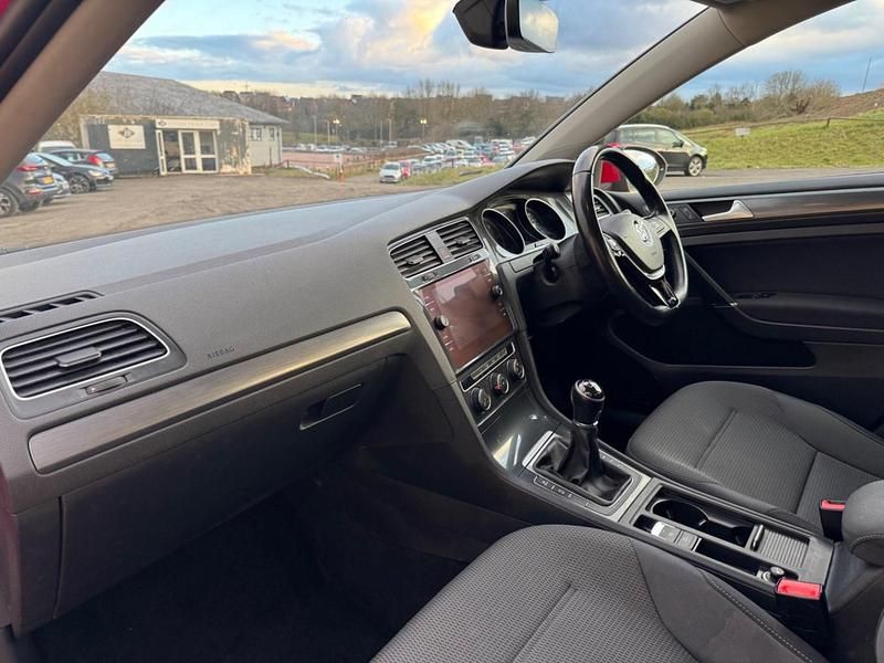 Used VW Golf VII SE 115 HP (84 kW) 2017 Red Hatchback