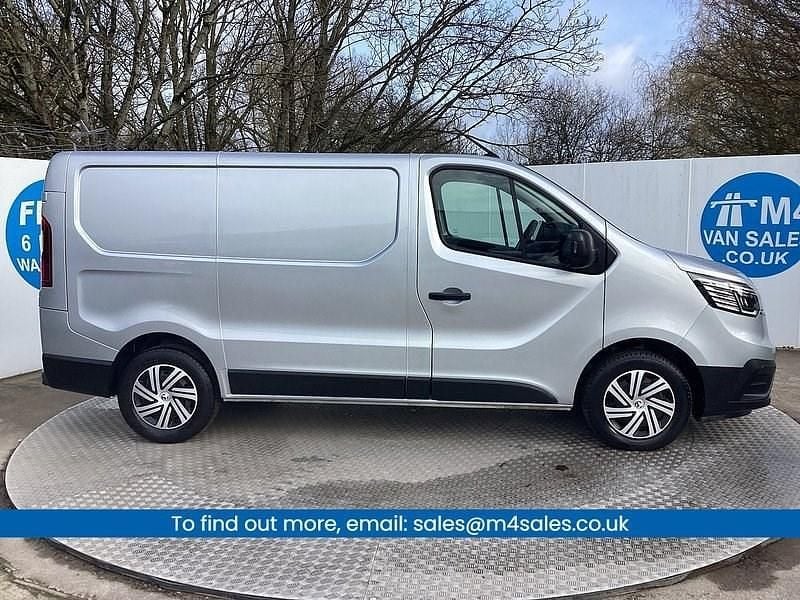 Used Renault Trafic Business 130 HP (95 kW) 2023 Grey MPV