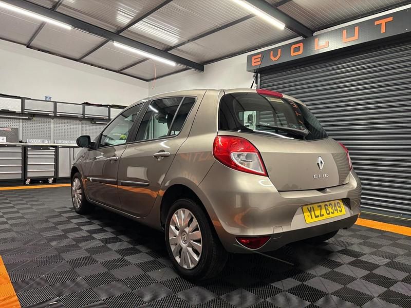 Used Renault Clio II Expression 111 HP (81 kW) 2010 Beige Hatchback