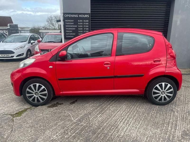 Used Peugeot 107 68 HP (50 kW) 2011 Red Hatchback