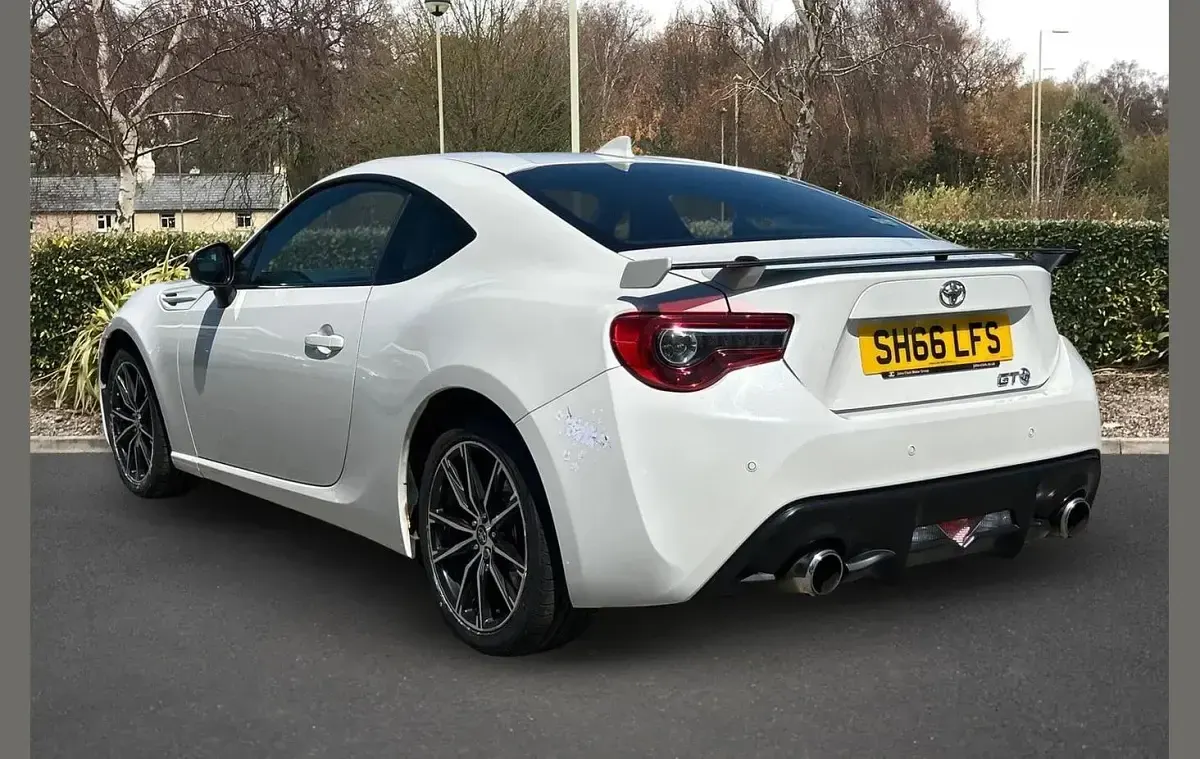 Used Toyota GT86 GT 196 HP (144 kW) 2017 White Coupe