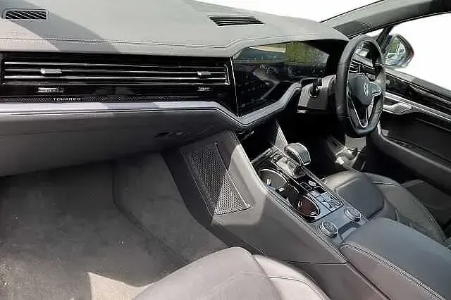 Used VW Touareg Black Edition 286 HP (210 kW) 2024 Pure white SUV