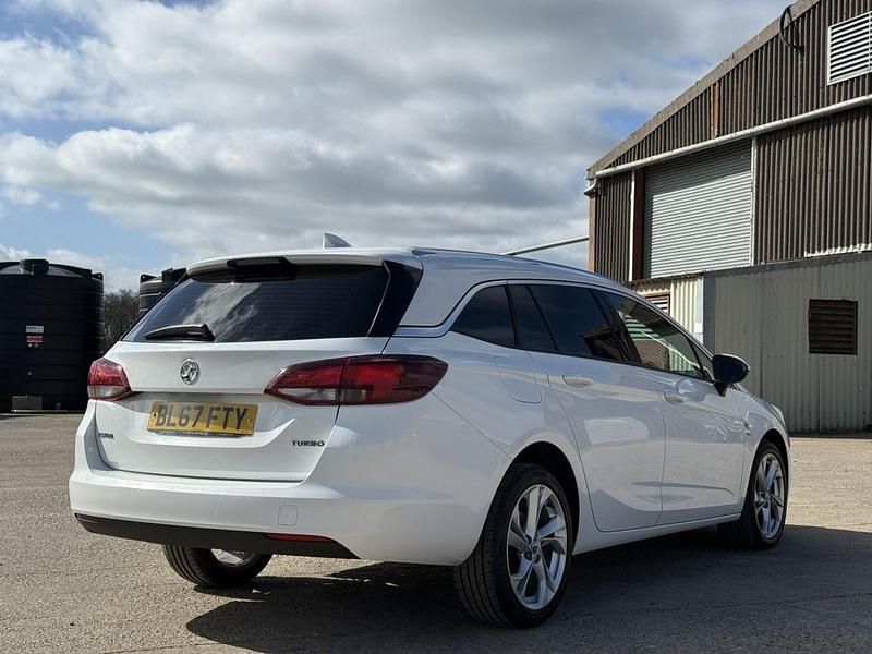 Used Vauxhall Astra SRi 150 HP (110 kW) 2017 White Estate