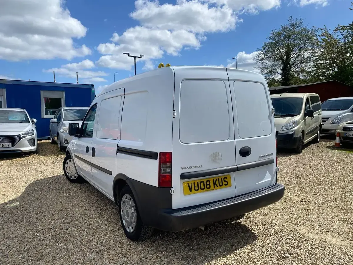 Used Vauxhall Combo 75 HP (55 kW) 2008 White MPV