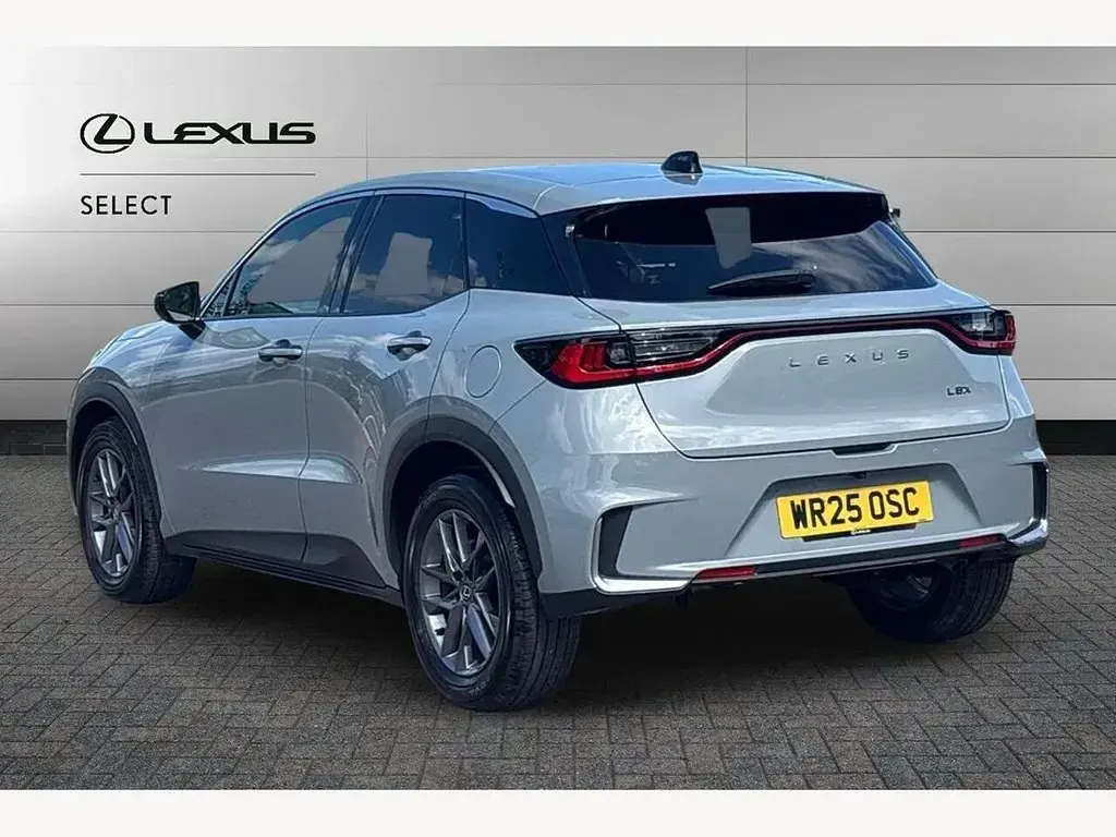 Usado Lexus LBX 136 CV (100 kW) 2025 Gris SUV