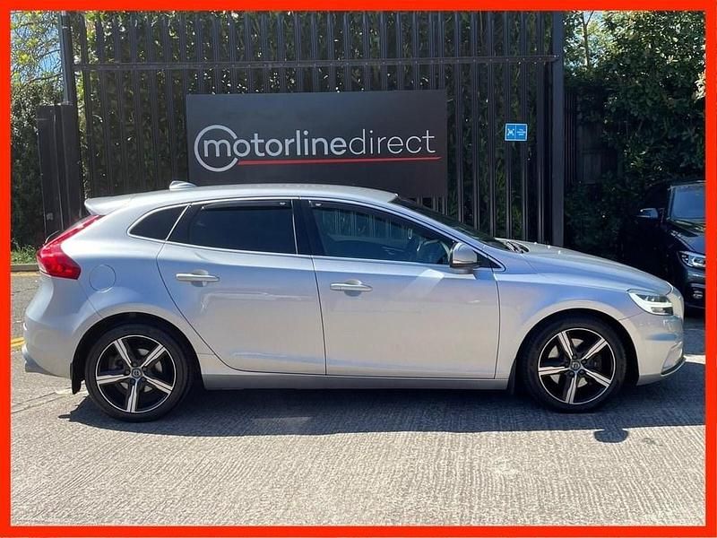 Used Volvo V40 R-Design 190 HP (139 kW) 2018 Silver Hatchback