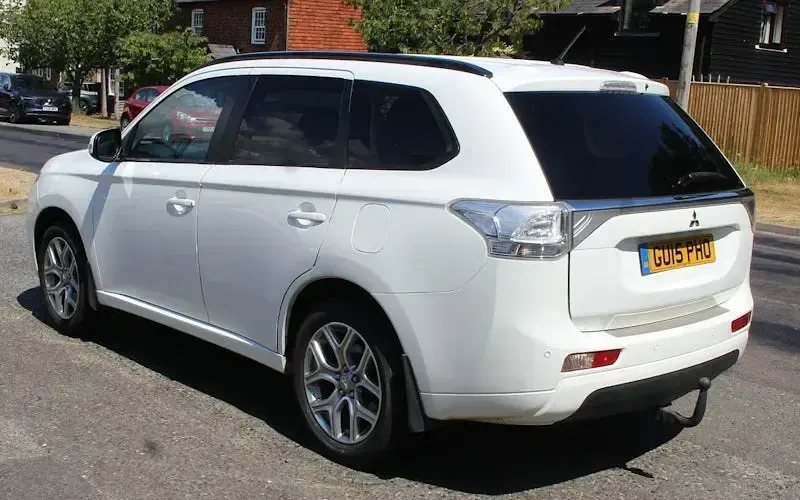 Used Mitsubishi Outlander P-HEV 200 HP (147 kW) 2015 White Estate