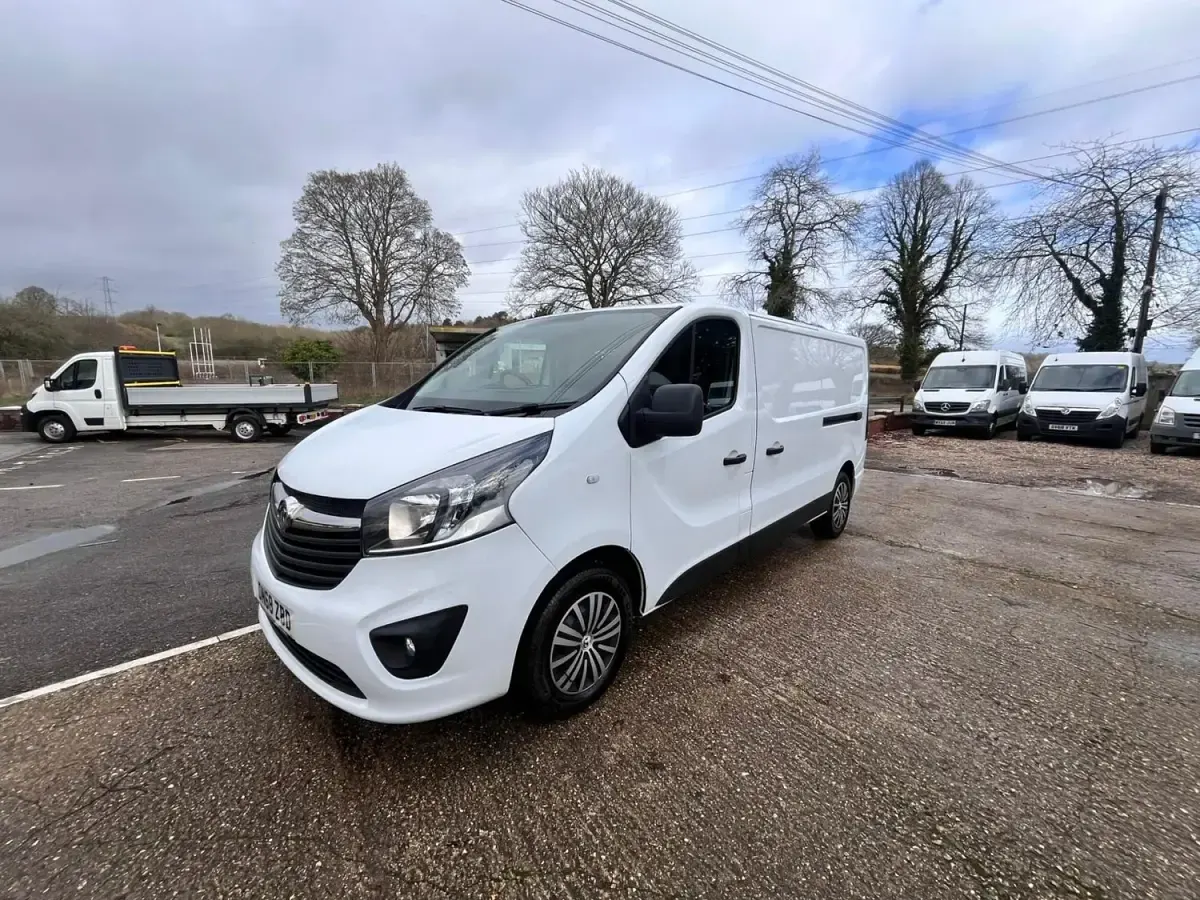 Usado Vauxhall Vivaro Sportive 120 HP (88 kW) 2018 Branco Monovolume