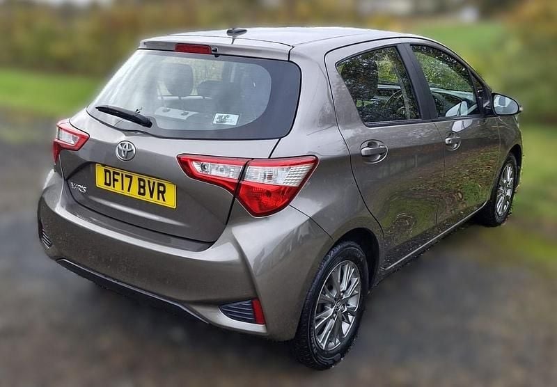 Used Toyota Yaris 111 HP (81 kW) 2017 Bronze Hatchback