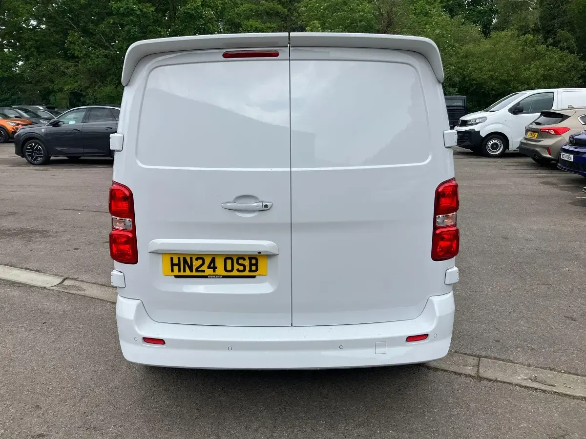 Second-hand Vauxhall Vivaro S 180 CP (132 kW) 2024 Alb Monovolum
