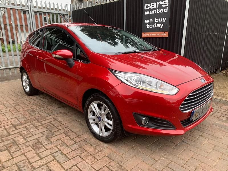 Used Ford Fiesta Zetec 100 HP (73 kW) 2016 Red Hatchback