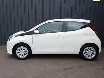 Used Toyota Aygo X-play 72 HP (52 kW) 2020 White Hatchback