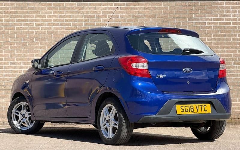 Usado Ford Ka Plus Zetec 70 HP (51 kW) 2017 Azul Citadino
