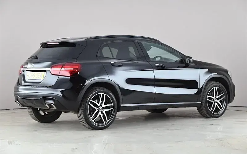 Usado Mercedes GLA180 Urban 122 HP (89 kW) 2019 Preto SUV