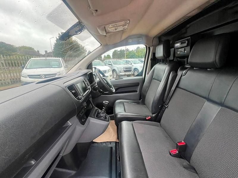 Used Vauxhall Vivaro S 100 HP (73 kW) 2021 White MPV