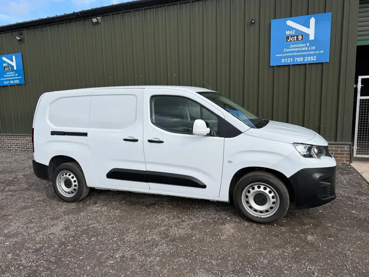 Used Peugeot Partner Premium 131 HP (96 kW) 2023 White MPV