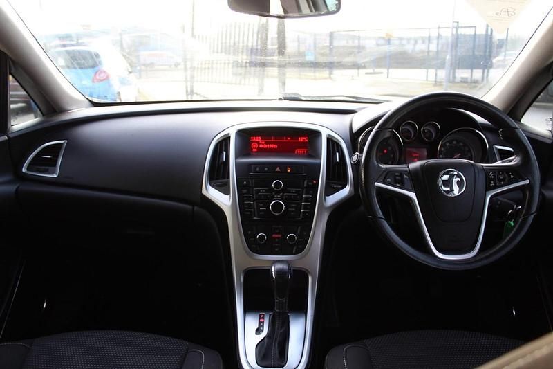 Used Vauxhall Astra SRi 2011 White Hatchback