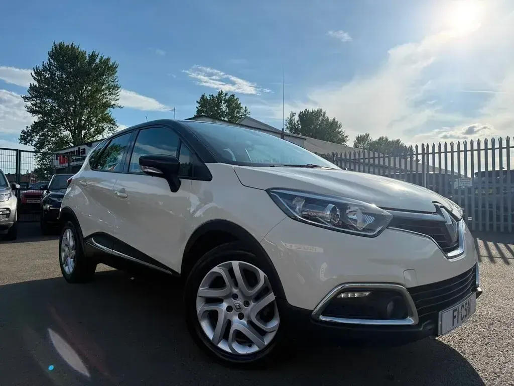Used Renault Captur Dynamique 90 HP (66 kW) 2016 Cream/black SUV