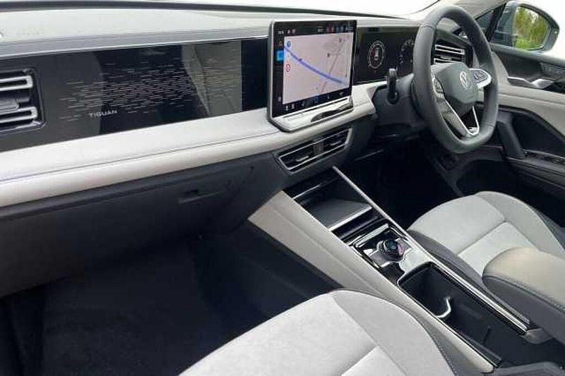 Usado VW Tiguan Elegance 150 HP (110 kW) 2025 Cinzento SUV