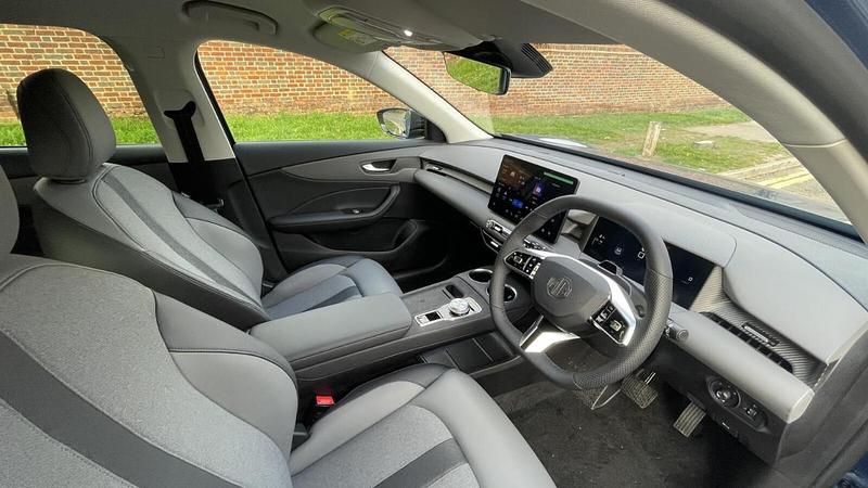 Grey New 2025 MG MG5 EV Trophy Estate | £24,995 (Fair price) - Image 1/4