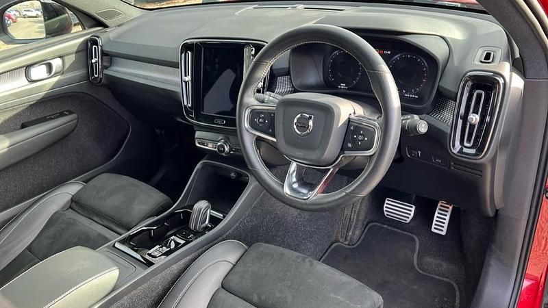 Used Volvo XC40 R-Design Pro 197 HP (144 kW) 2021 Fusion red SUV