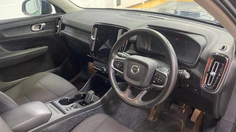 Used Volvo XC40 Momentum 197 HP (144 kW) 2021 Blue SUV