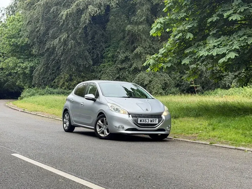 Used Peugeot 208 Allure 70 HP (51 kW) 2013 Silver Hatchback