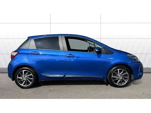Used Toyota Yaris Hybrid 101 HP (74 kW) 2020 Blue Hatchback