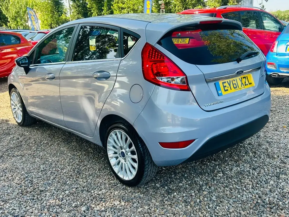 Begagnad Ford Fiesta Titanium 70 HK (51 kW) 2011 Silver Halvkombi