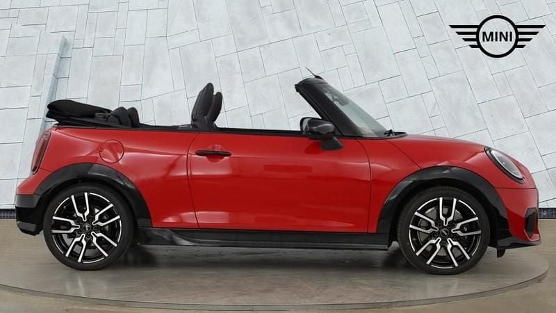 Begagnad Mini Cooper 118 kW (161 HK) 2025 Röd Halvkombi