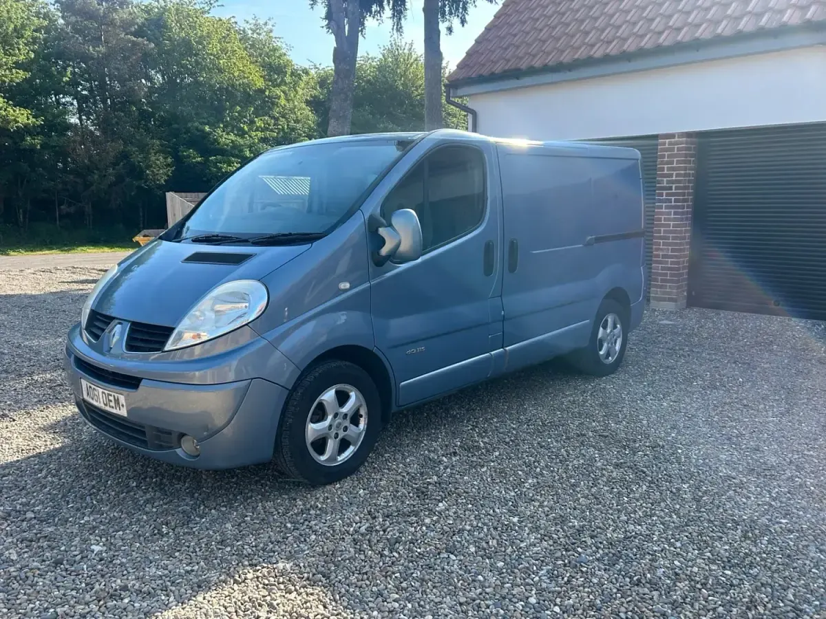 Usado Renault Trafic 115 HP (84 kW) 2011 Azul Monovolume