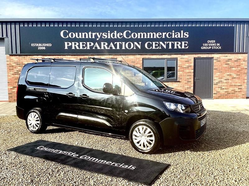 Used Peugeot Partner Premium 100 HP (73 kW) 2022 Black MPV