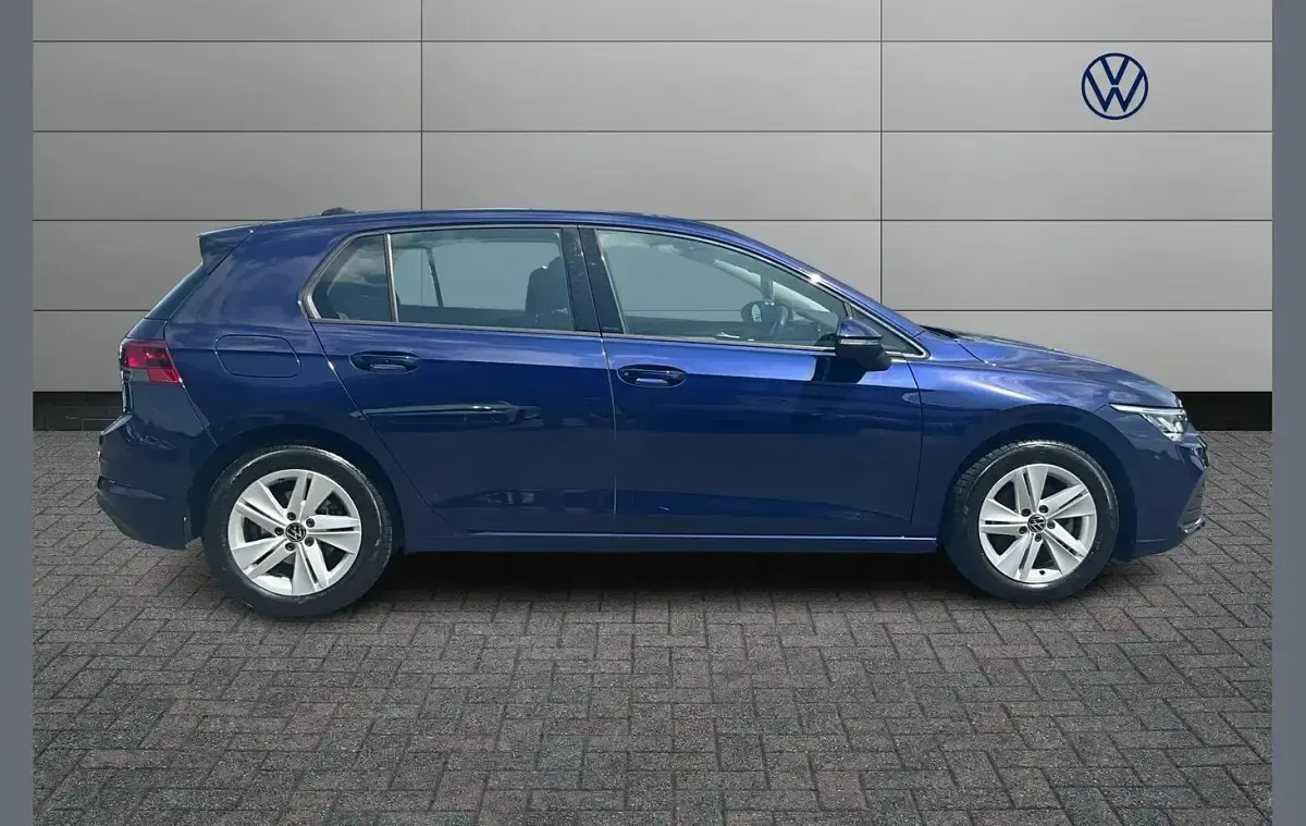 Used VW Golf VIII Life 147 HP (108 kW) 2024 Blue Hatchback