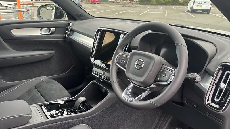 New Volvo XC40 Plus 163 HP (119 kW) 2026 Special metallic  crystal white SUV