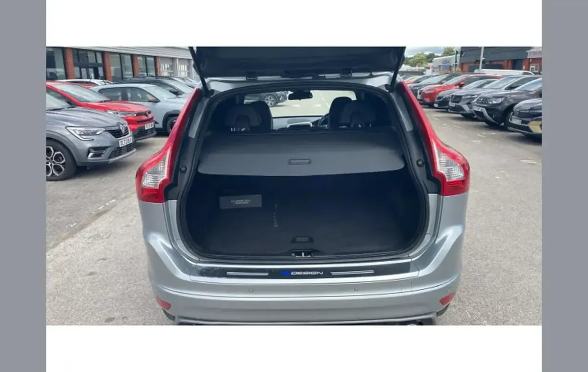Used Volvo XC60 R-Design 187 HP (137 kW) 2017 Silver SUV