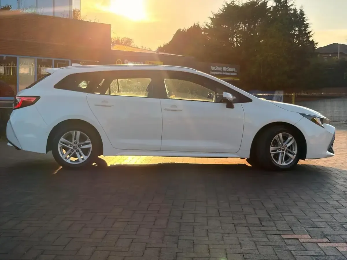 Used Toyota Corolla 122 HP (89 kW) 2019 White Estate
