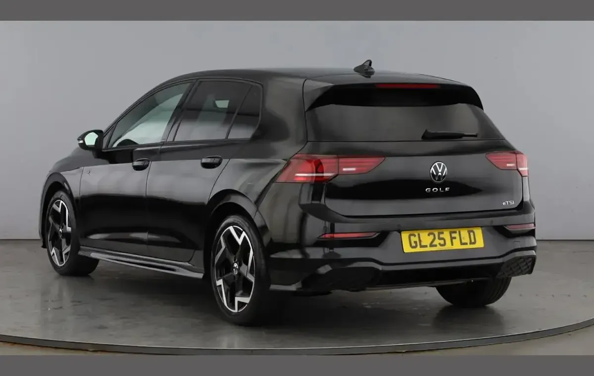 Używany VW Golf VIII R-line 147 KM (108 kW) 2025 Czarny Hatchback