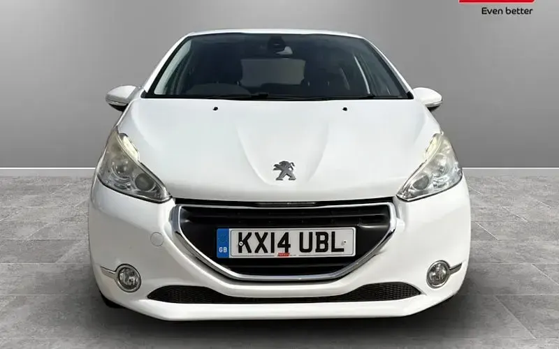 Used Peugeot 208 Allure 82 HP (60 kW) 2014 White Hatchback