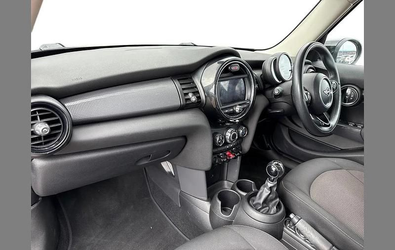 Usado Mini Cooper Classic 134 HP (98 kW) 2019 Cinzento Citadino