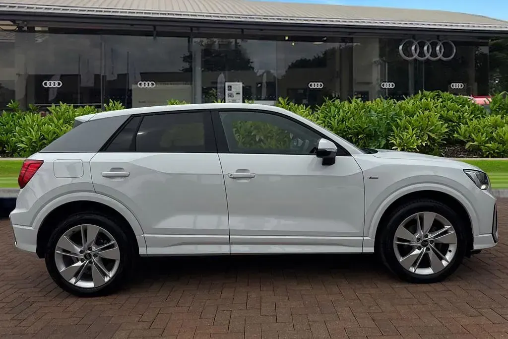 Used Audi Q2 S-Line 150 HP (110 kW) 2025 White SUV