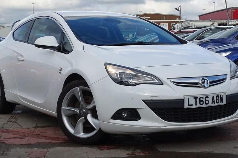 Used Vauxhall Astra GTC SRi 136 HP (100 kW) 2016 White Coupe
