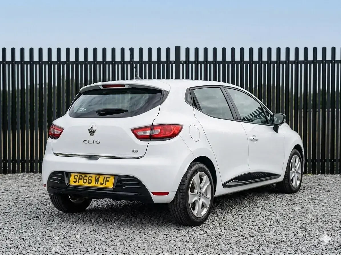 Used Renault Clio Dynamique 90 HP (66 kW) 2016 White Hatchback