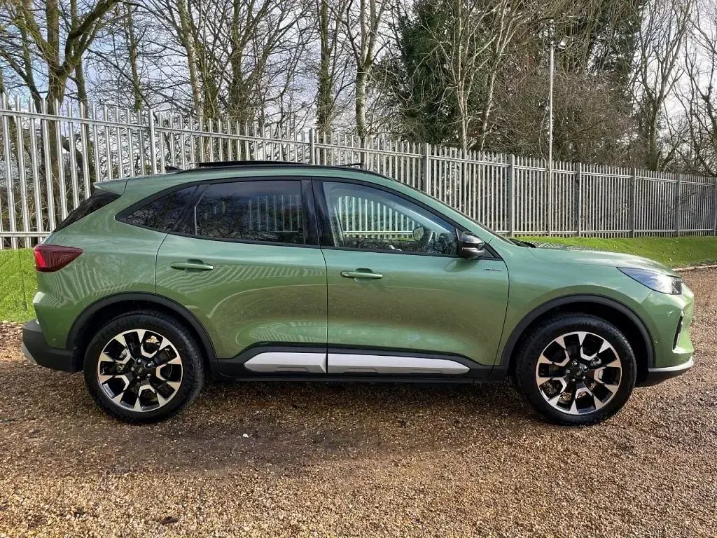 Usado Ford Kuga Active 243 CV (178 kW) 2025 Verde SUV