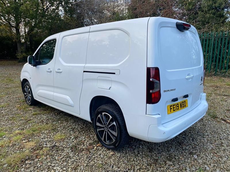 Used Citroën Berlingo 130 HP (95 kW) 2019 Frozen white MPV