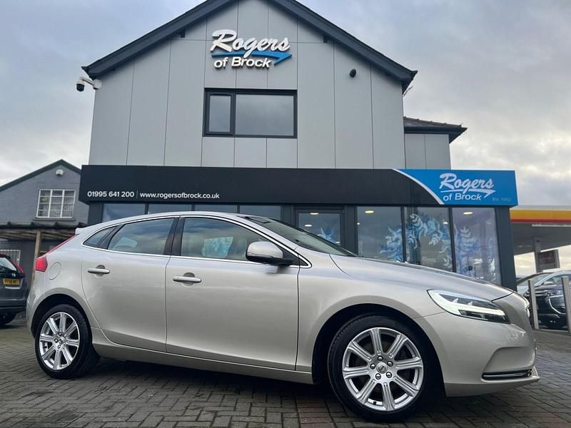 Usado Volvo V40 Inscription 152 HP (111 kW) 2018 Dourado Citadino